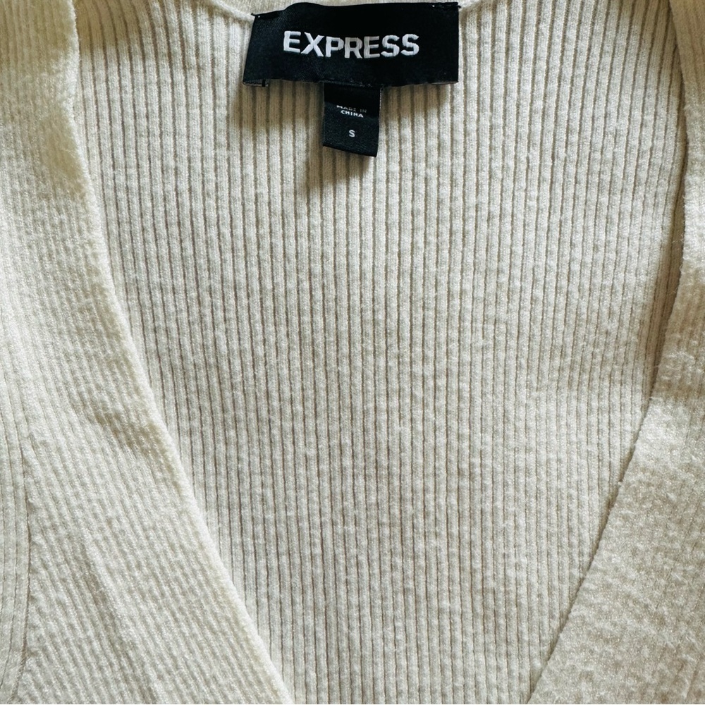 Express ribbed v neck ruffled sleeves top color offwhite size S - Picture 3 of 4